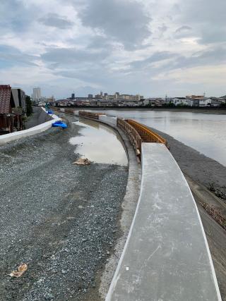 志登茂川嵩上工事